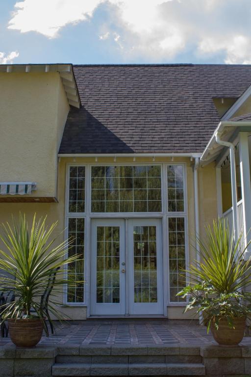 Genelle House B&B Guest House Exterior photo