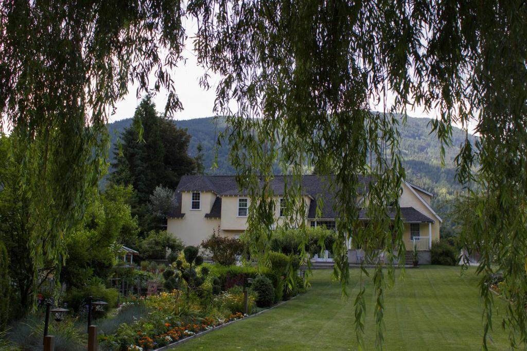 Genelle House B&B Guest House Exterior photo