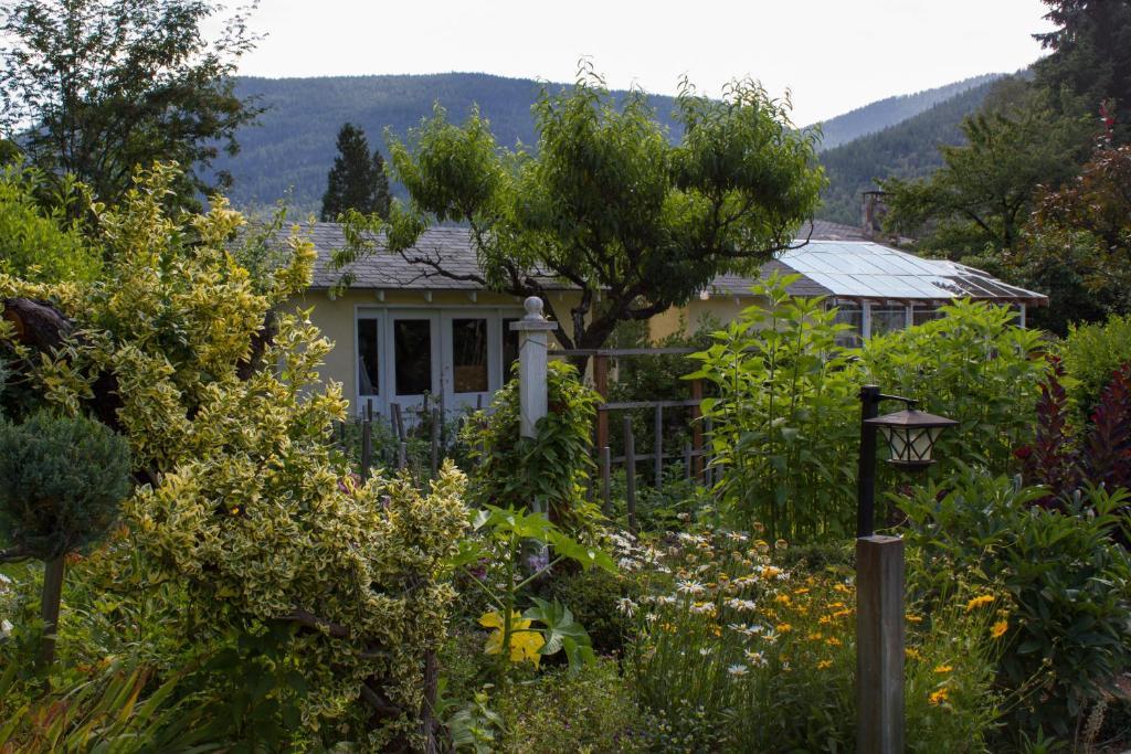 Genelle House B&B Guest House Exterior photo