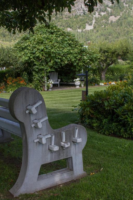 Genelle House B&B Guest House Exterior photo