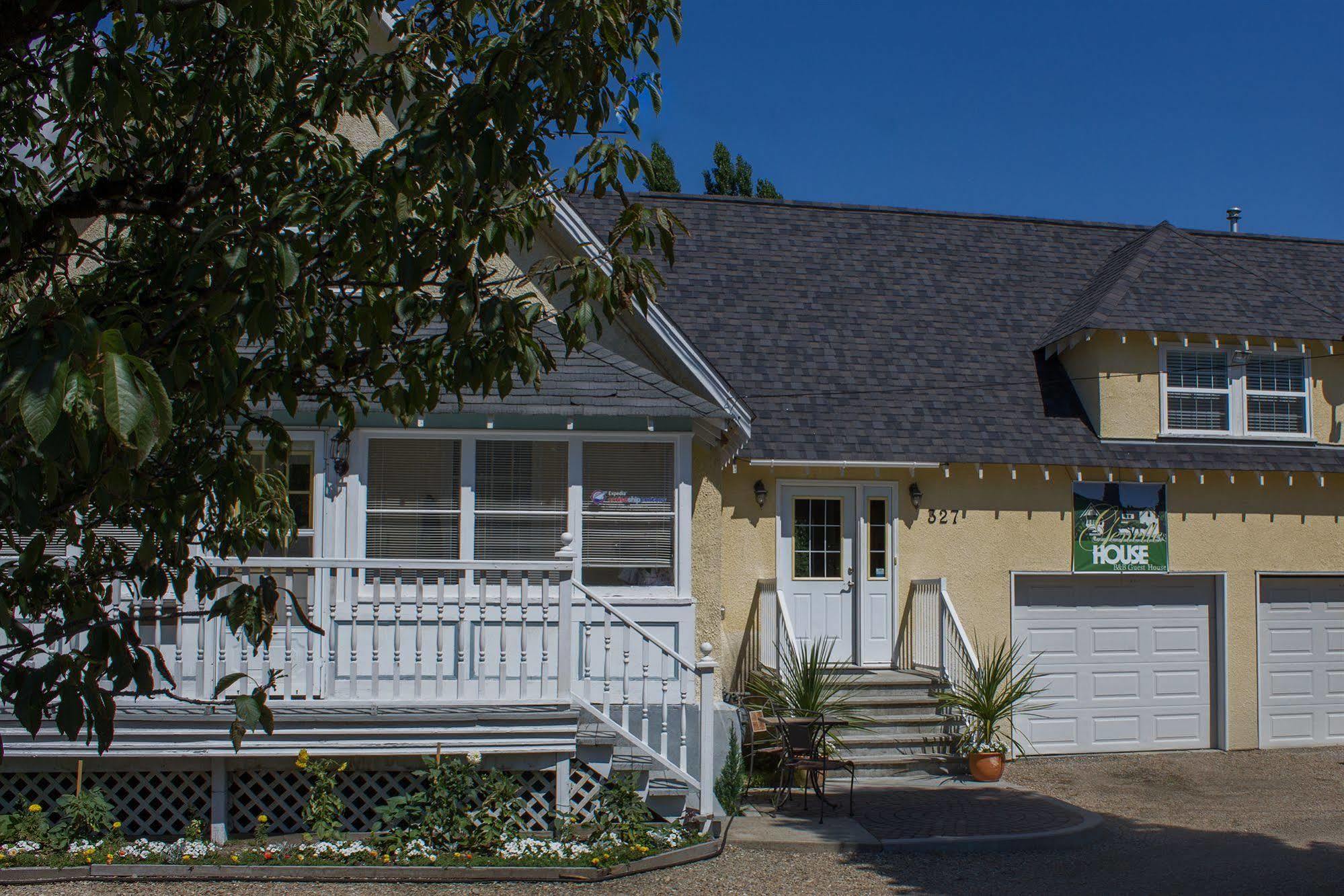 Genelle House B&B Guest House Exterior photo